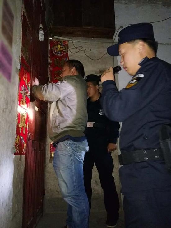 鹤岗粗心妈妈误将幼女锁家中 