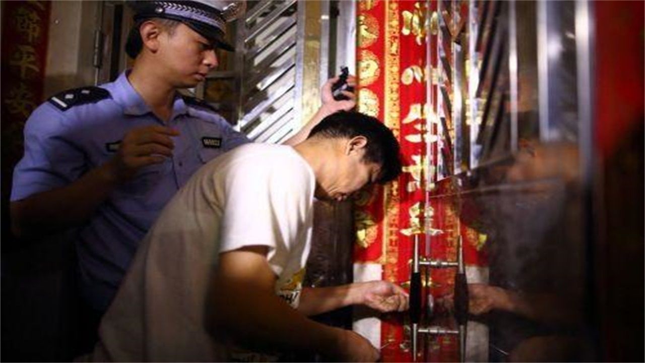 鹤岗请开锁师傅开了锁后，师傅